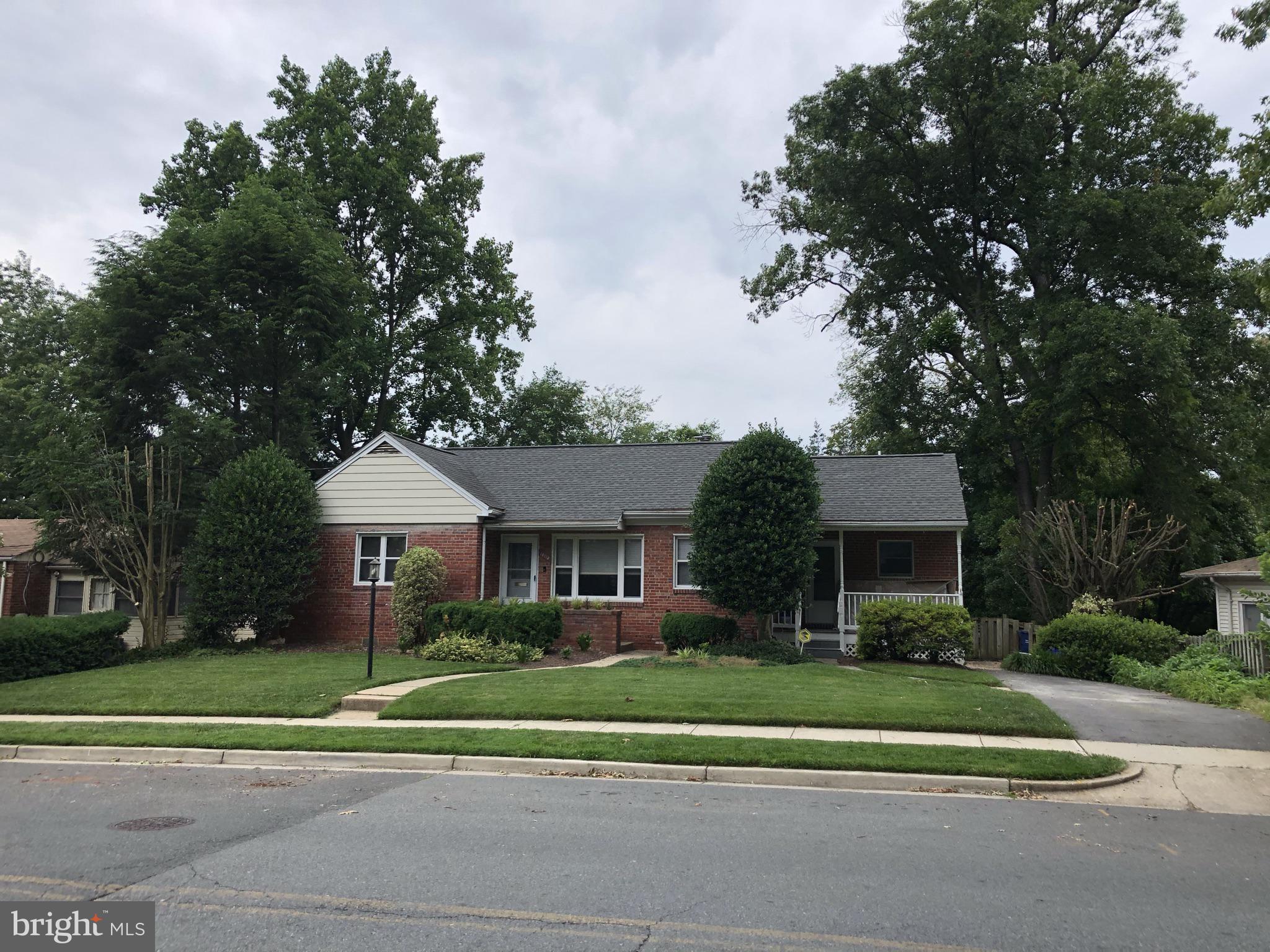 COUNTRY CLUB PARK - Residential Lease