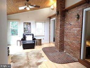 COUNTRY CLUB PARK - Residential Lease