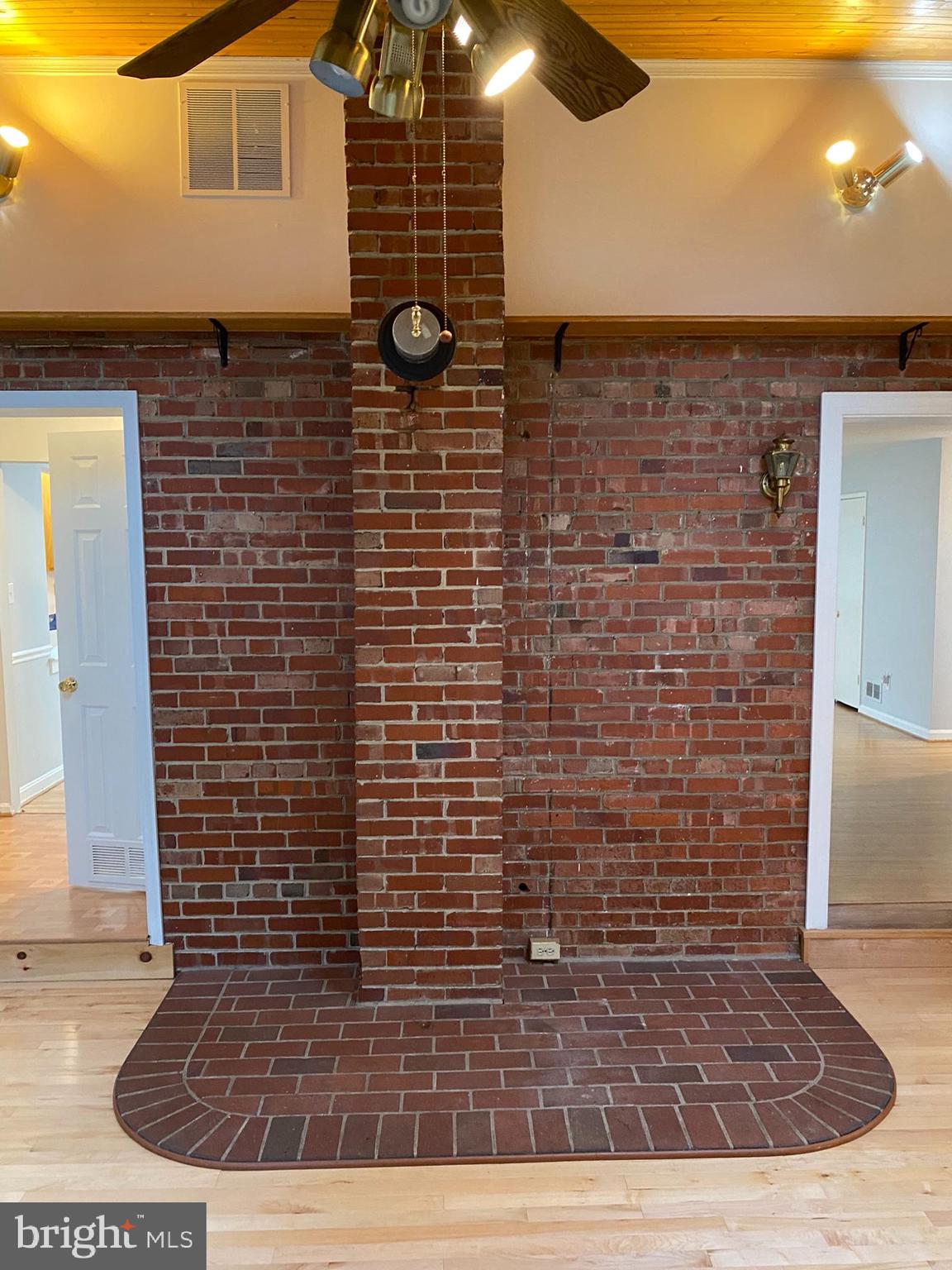 COUNTRY CLUB PARK - Residential Lease