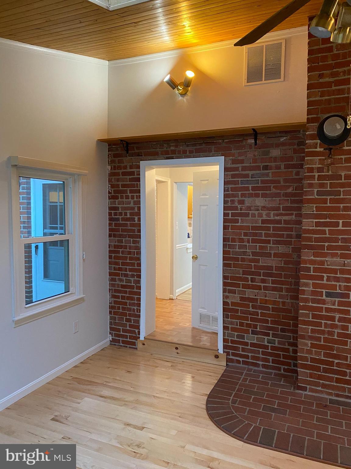 COUNTRY CLUB PARK - Residential Lease