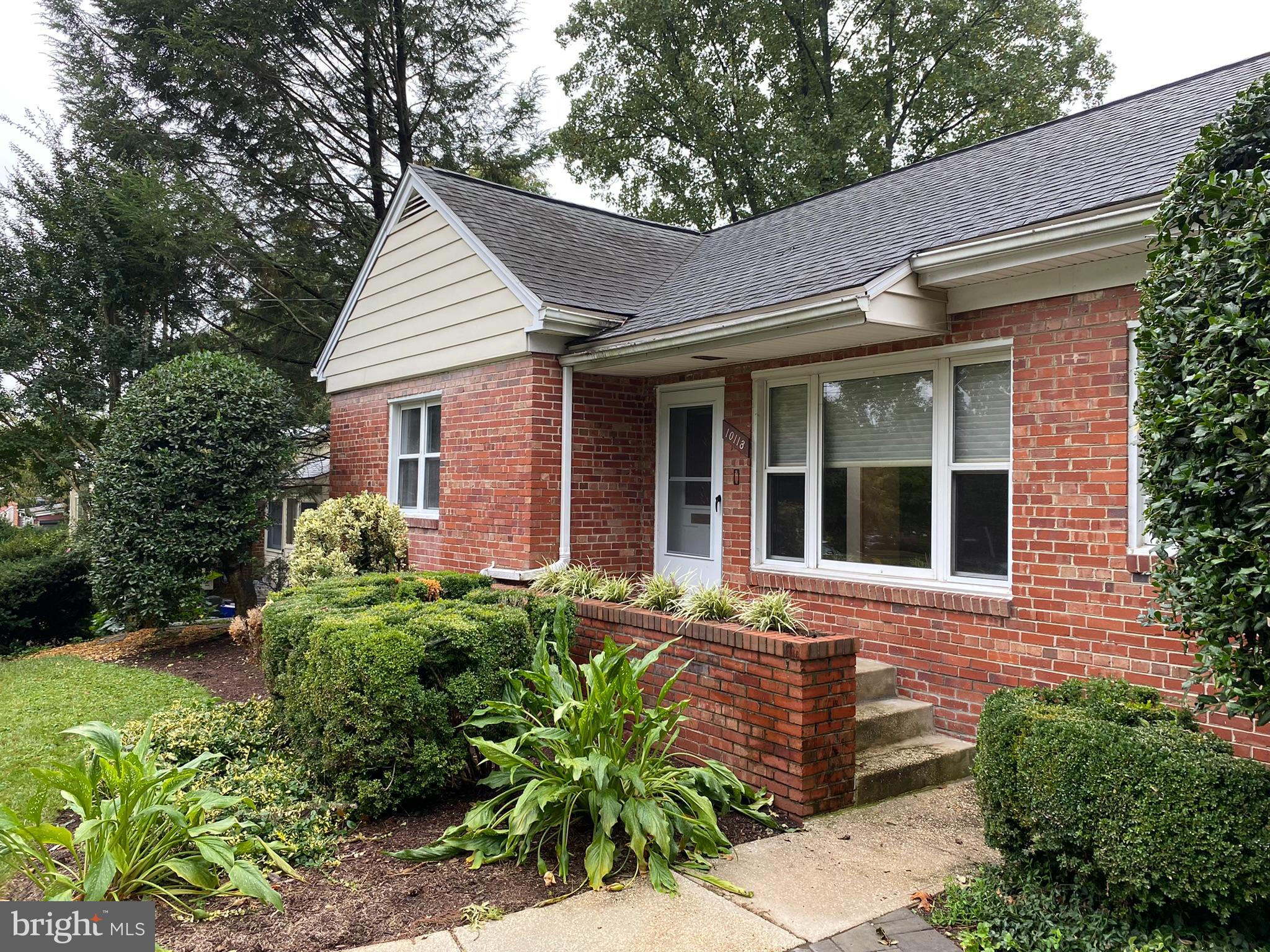 COUNTRY CLUB PARK - Residential Lease