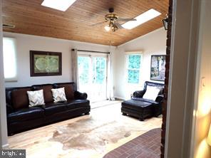 COUNTRY CLUB PARK - Residential Lease