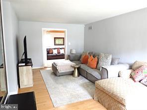 COUNTRY CLUB PARK - Residential Lease