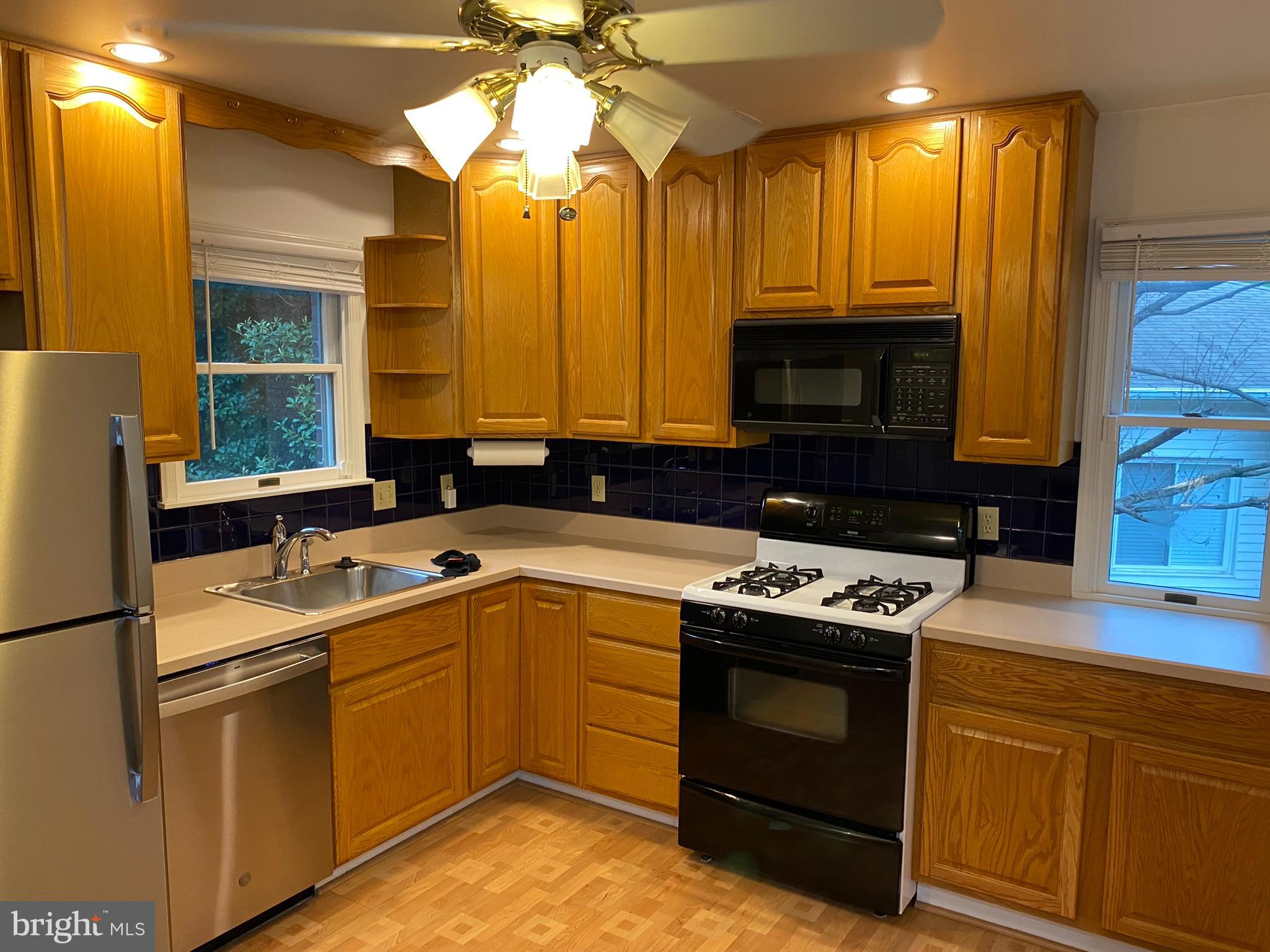 COUNTRY CLUB PARK - Residential Lease