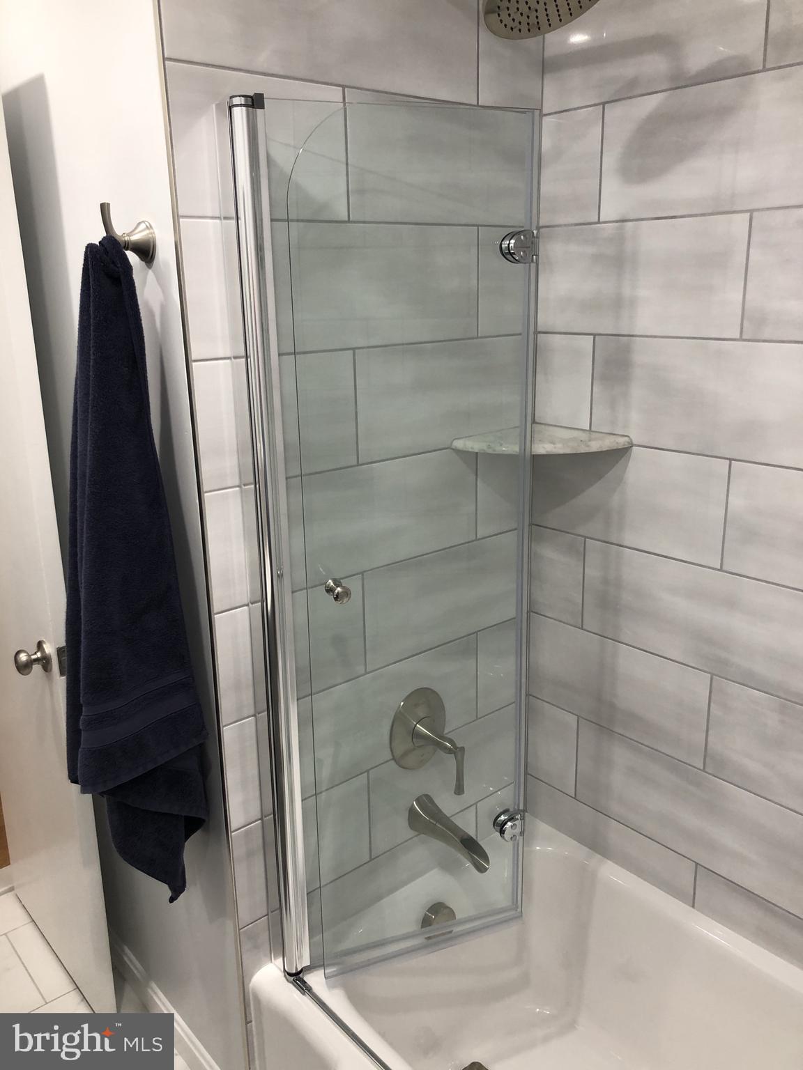 COUNTRY CLUB PARK - Residential Lease