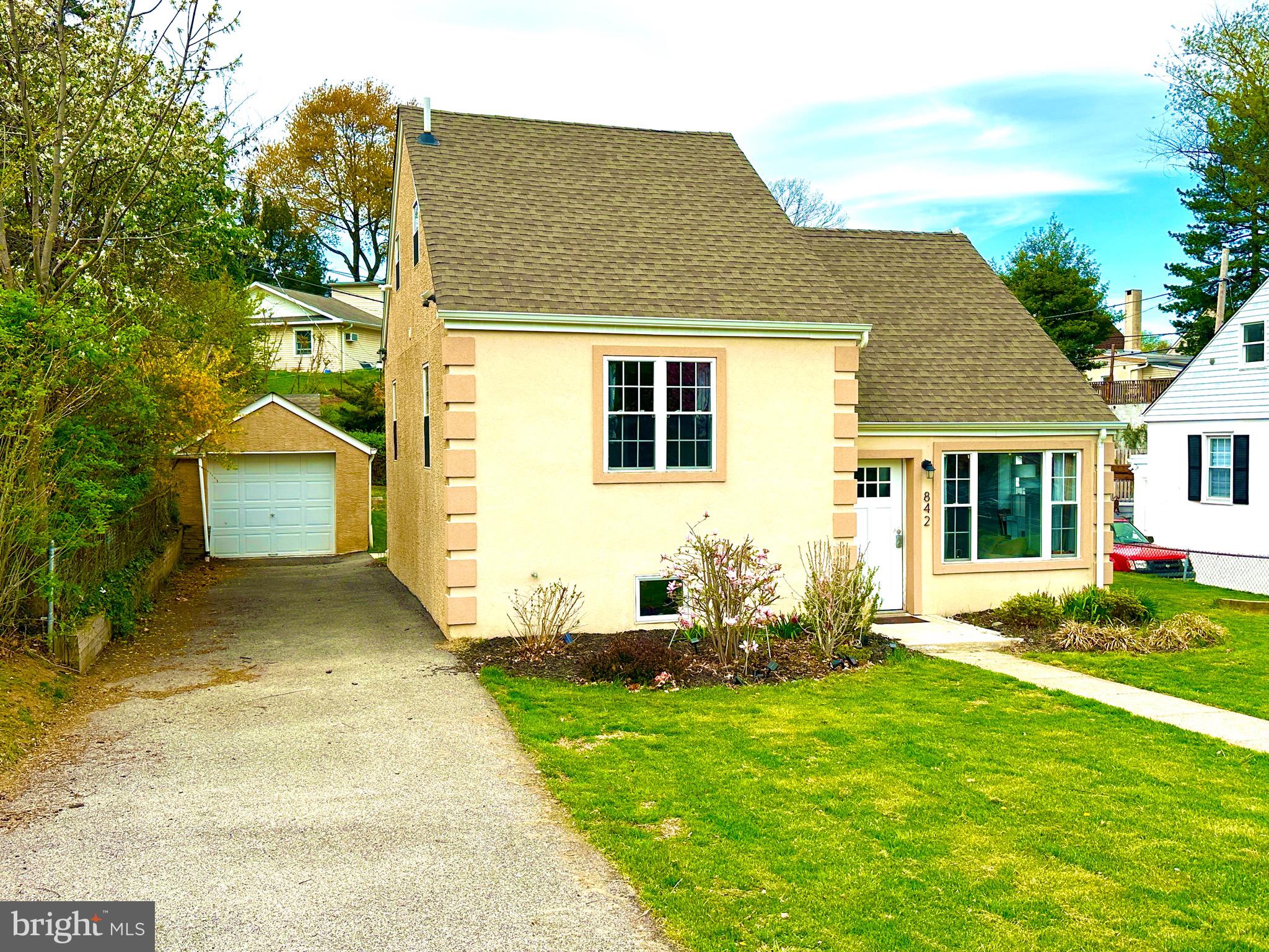 842 E CATHEDRAL ROAD