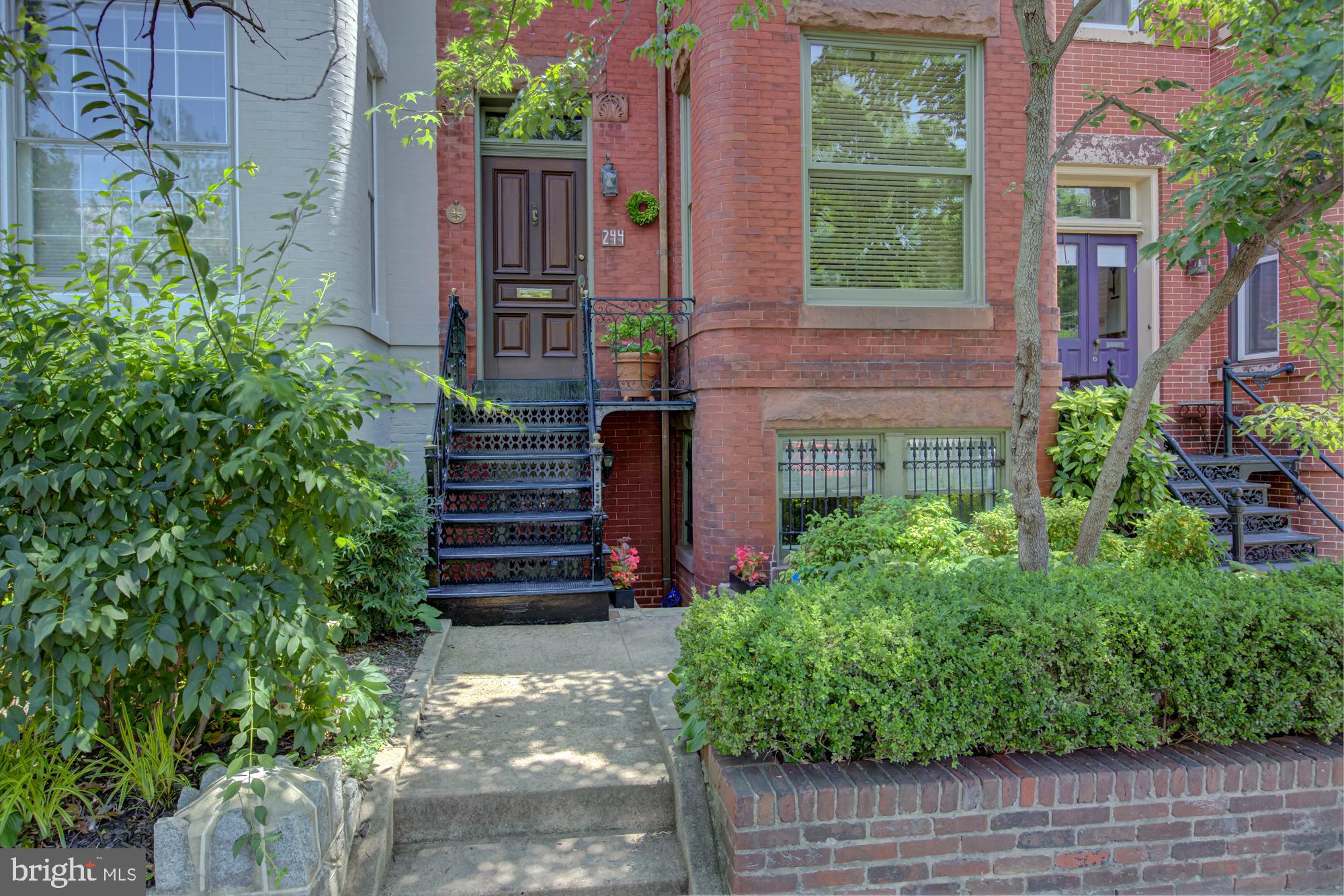 244 8TH STREET SE