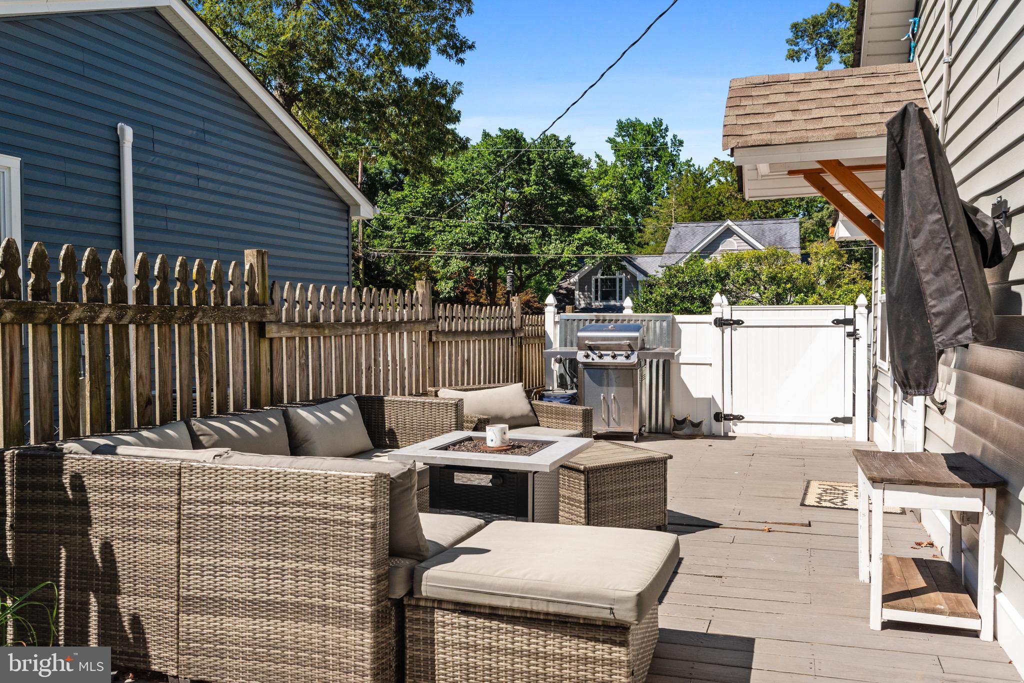 WOODLAND BEACH - Residential Lease