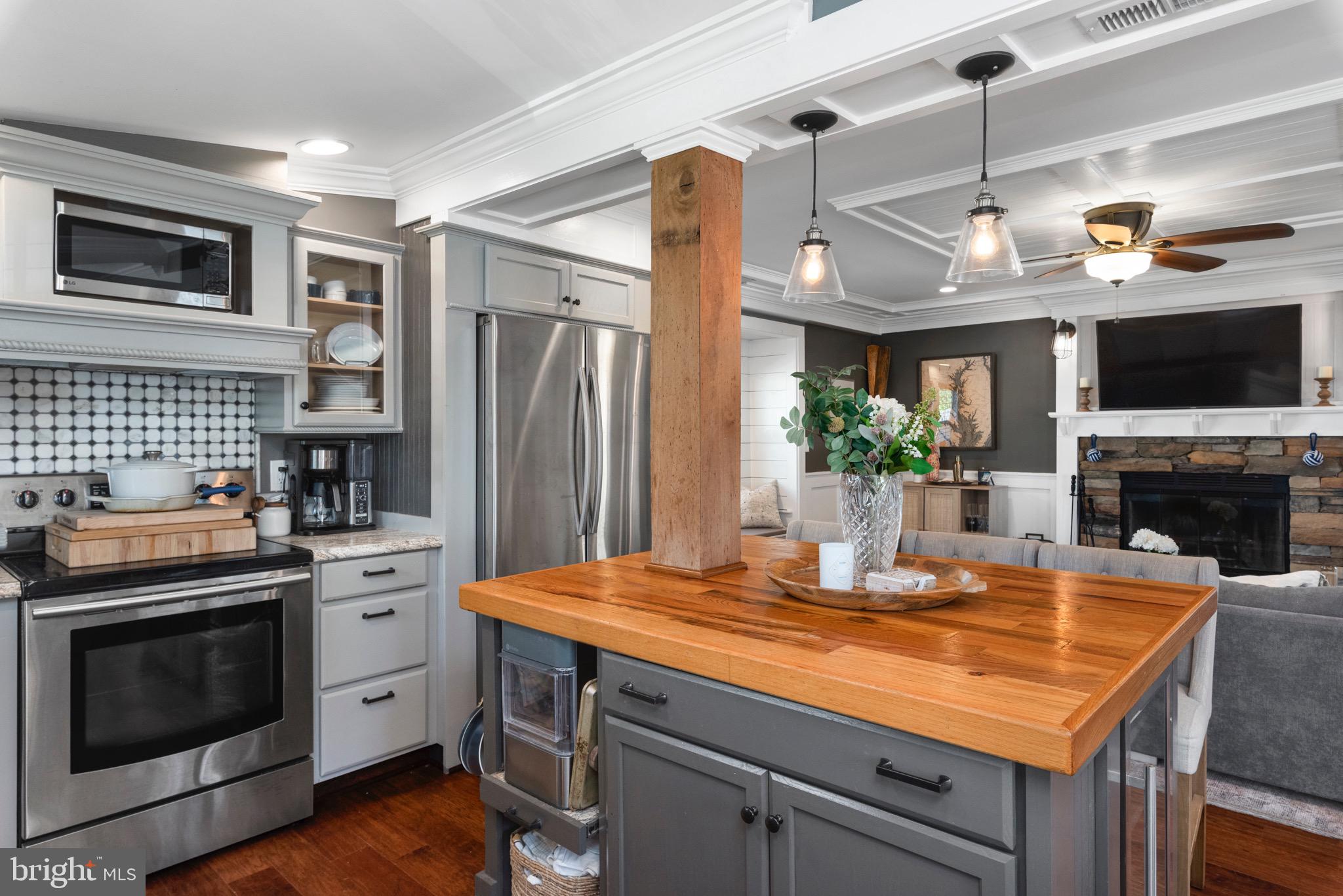 WOODLAND BEACH - Residential Lease