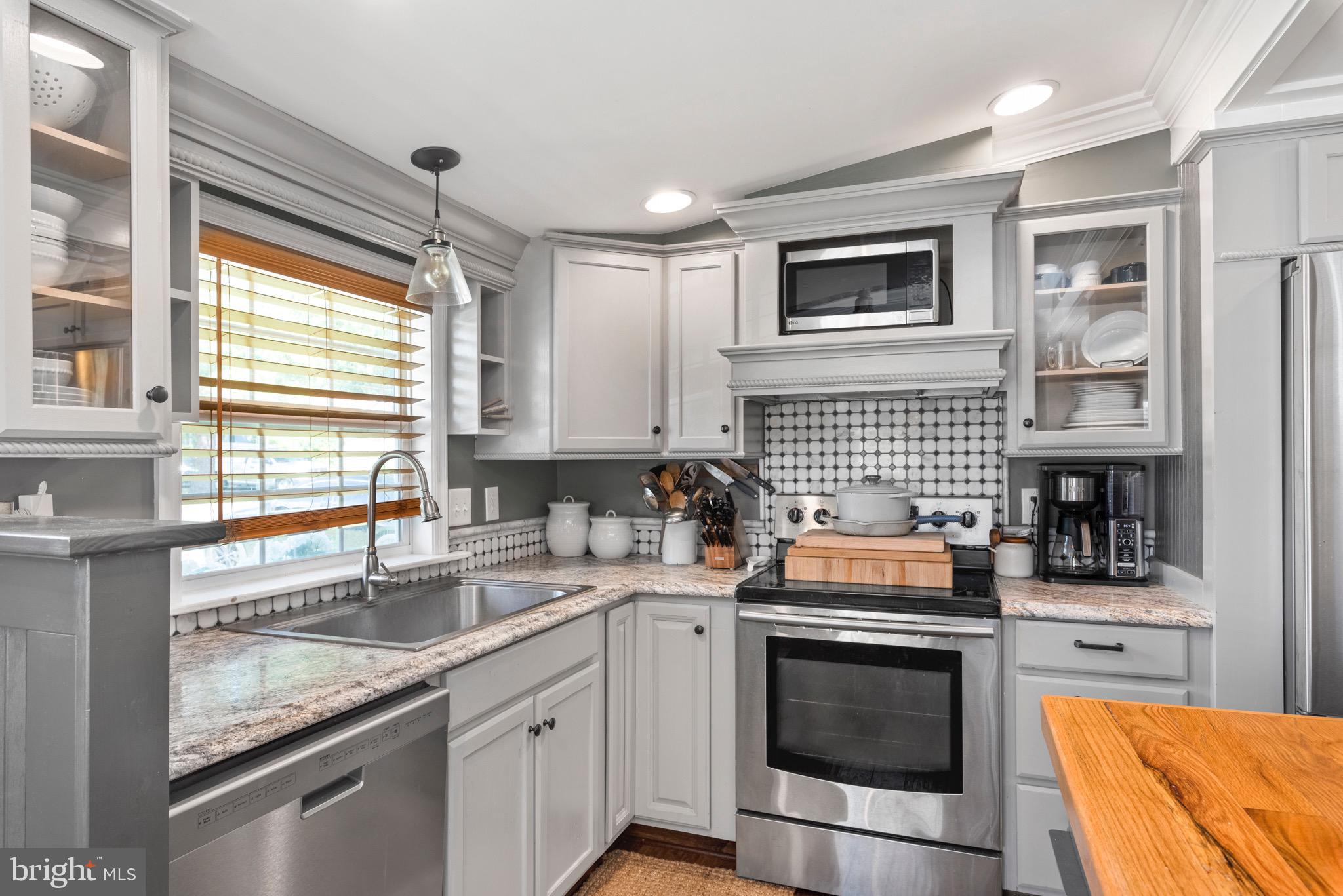 WOODLAND BEACH - Residential Lease