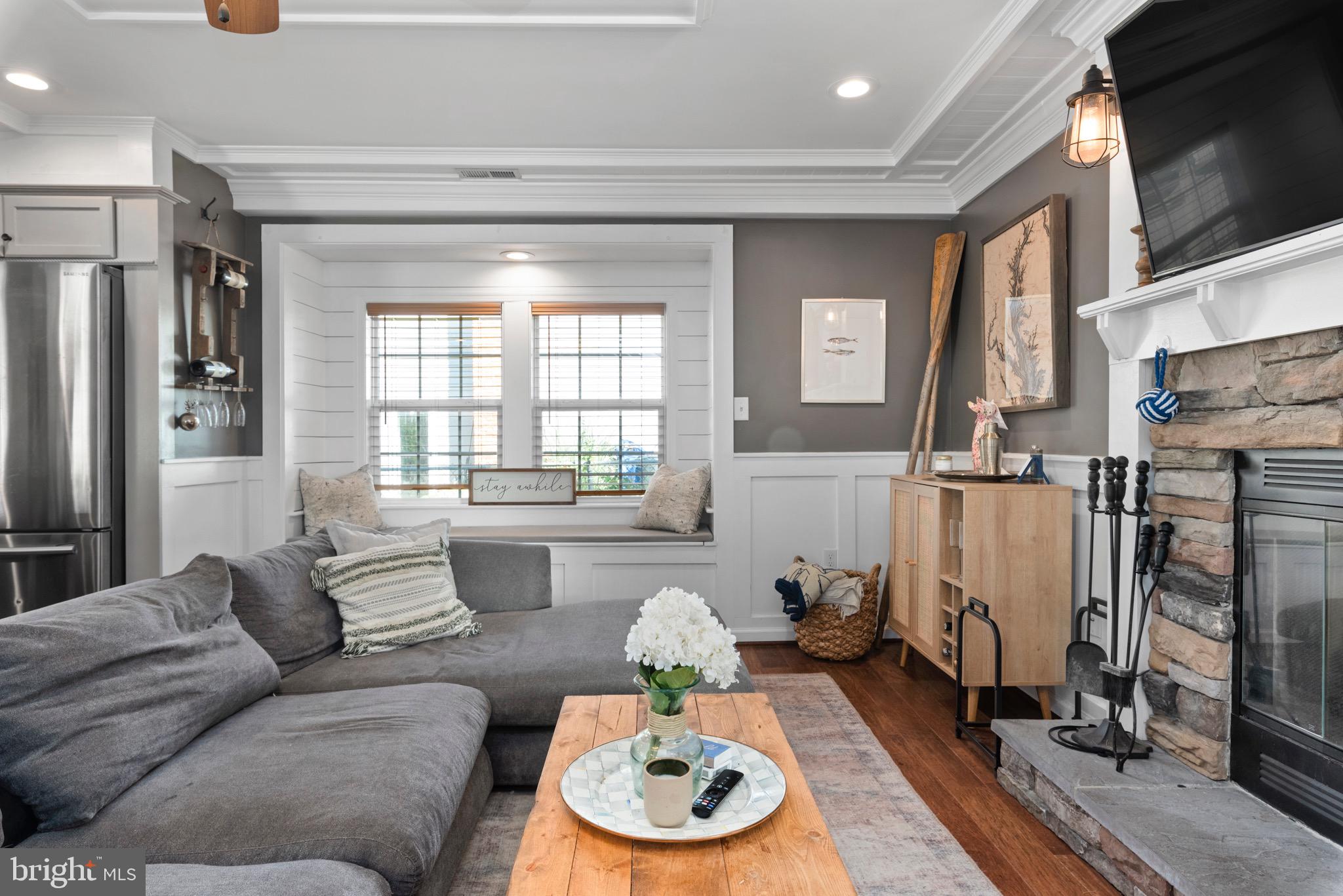 WOODLAND BEACH - Residential Lease