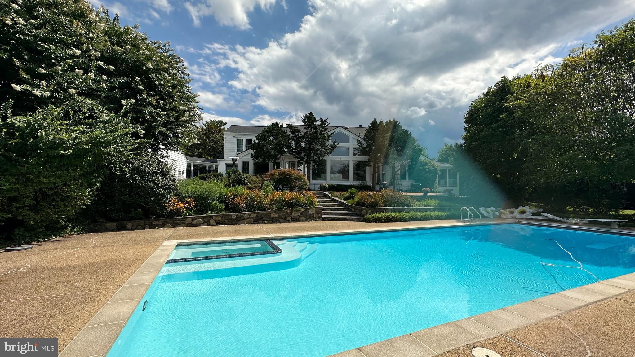 POTOMAC OUTSIDE - Residential