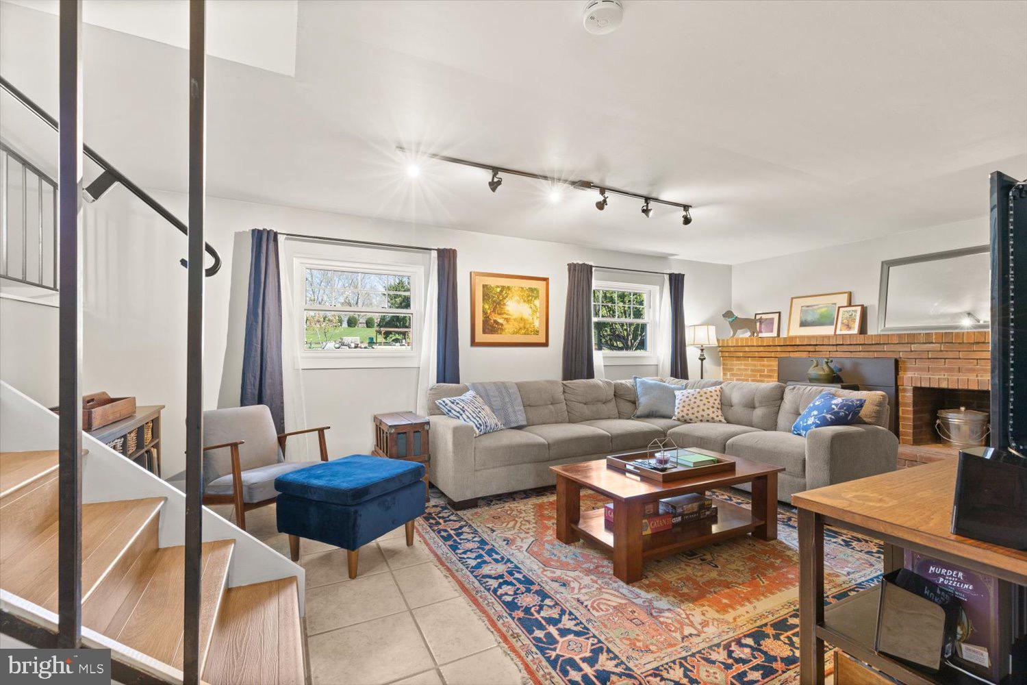 VILLAGE PARK - Residential