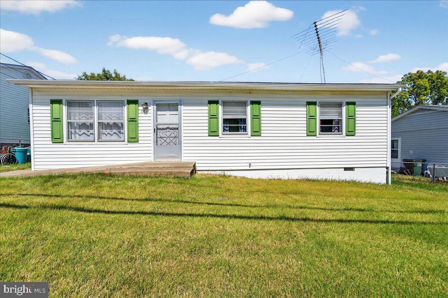 Welcome to this well-loved 3-bedroom, 1-bath home in Verona, VA, nestled in a peaceful, owner-occupied 
neighborhood. With approximately 984 square feet, this home features a functional single-level layout, 
complete with a living room, dining area, and a spacious kitchen outfitted with ample cabinet storage, 
washer/dryer hookups, and built-in shelving for pantry items.