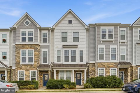 Townhouse For Sale - 42396 Benfold Square<br/> BRAMBLETON, VA 20148