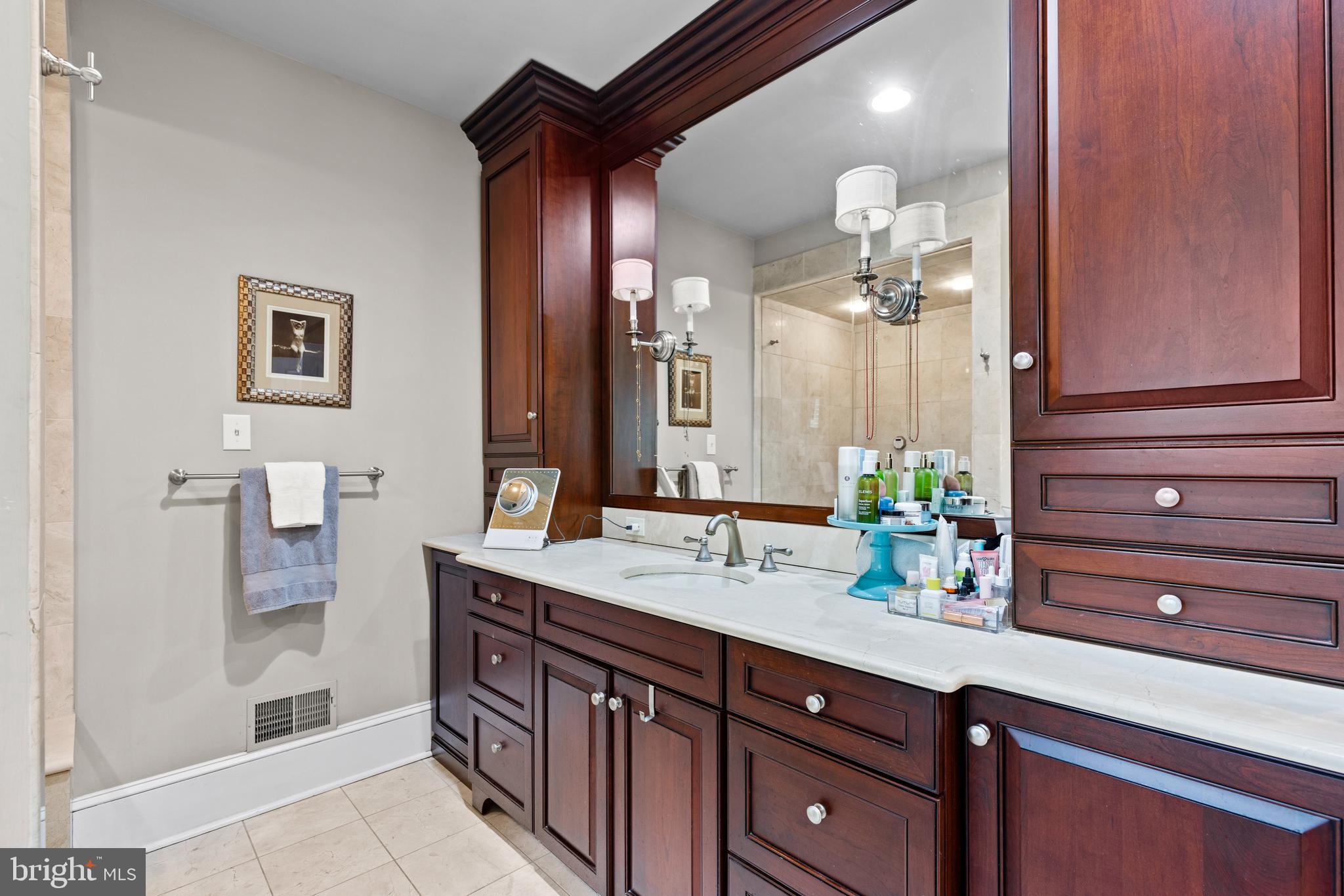 GLADWYNE - Residential