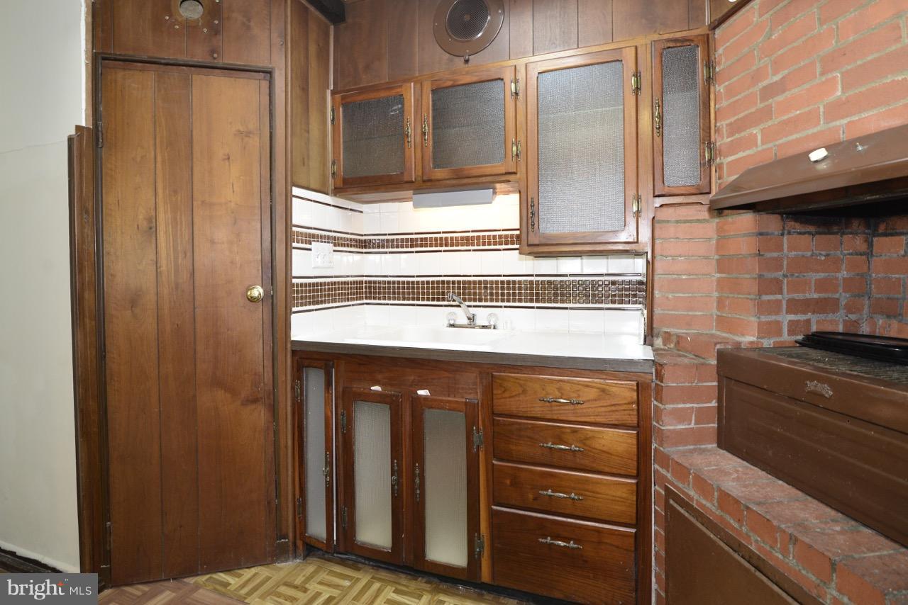 BROYHILLS MCLEAN ESTATES - Residential Lease