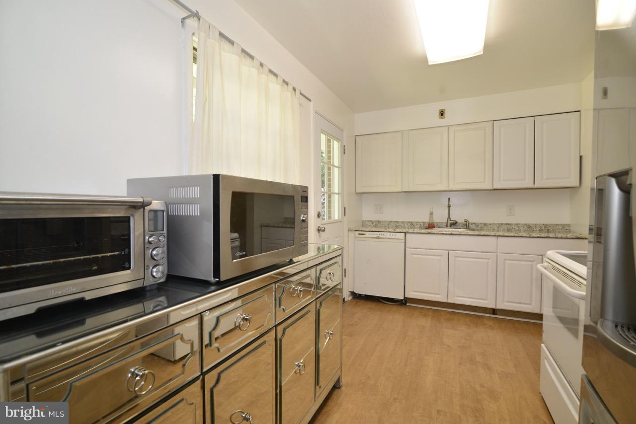 BROYHILLS MCLEAN ESTATES - Residential Lease