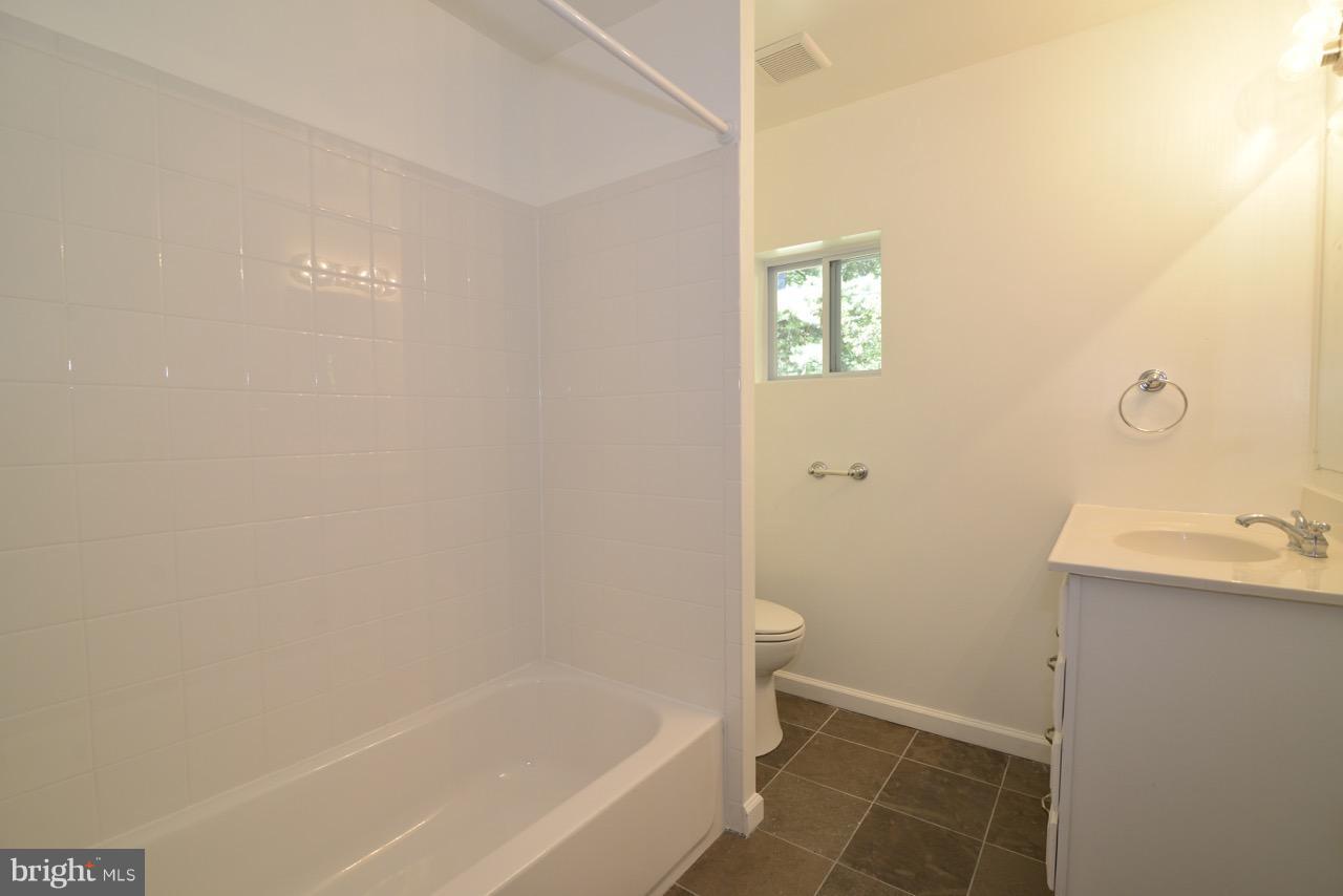 BROYHILLS MCLEAN ESTATES - Residential Lease