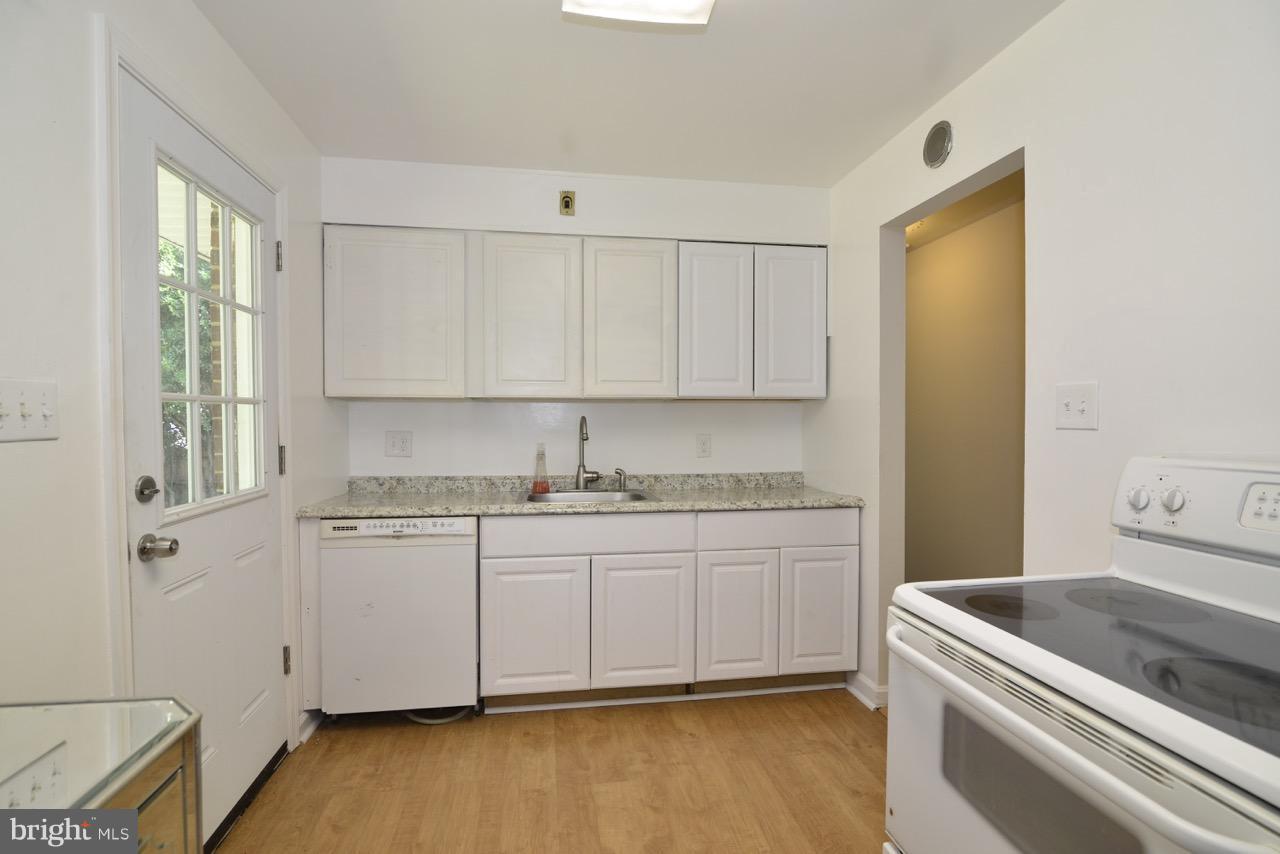 BROYHILLS MCLEAN ESTATES - Residential Lease