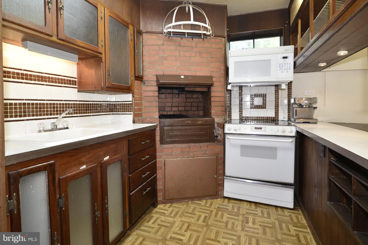 BROYHILLS MCLEAN ESTATES - Residential Lease