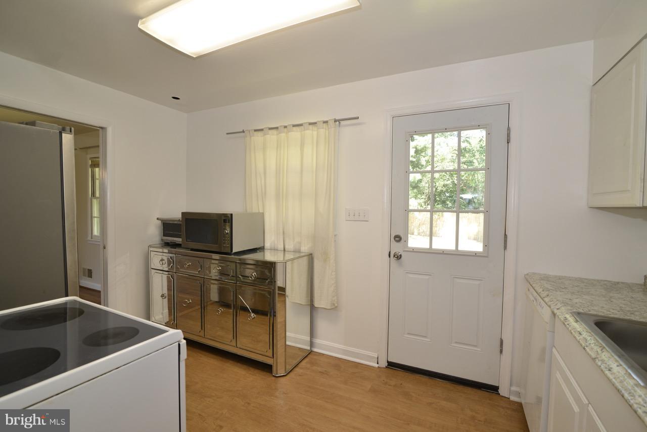 BROYHILLS MCLEAN ESTATES - Residential Lease