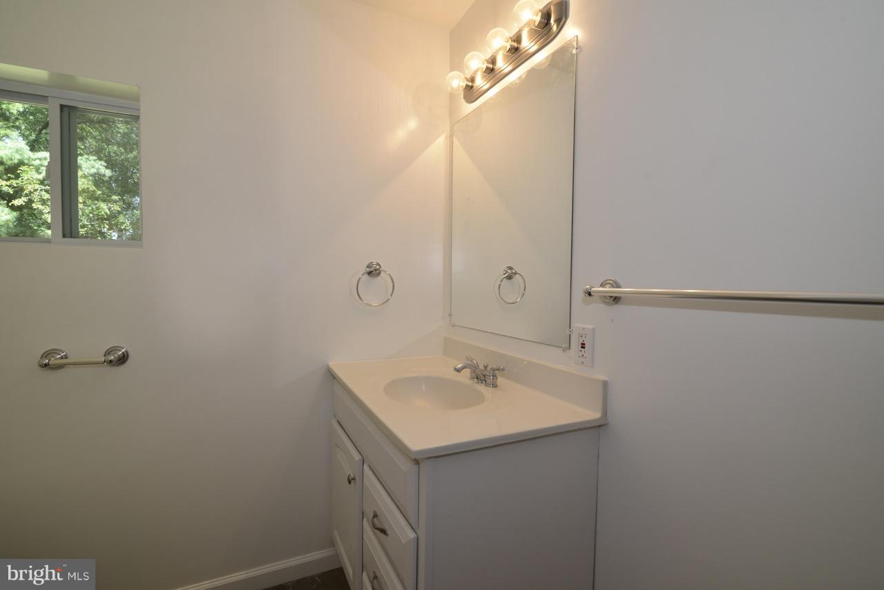 BROYHILLS MCLEAN ESTATES - Residential Lease