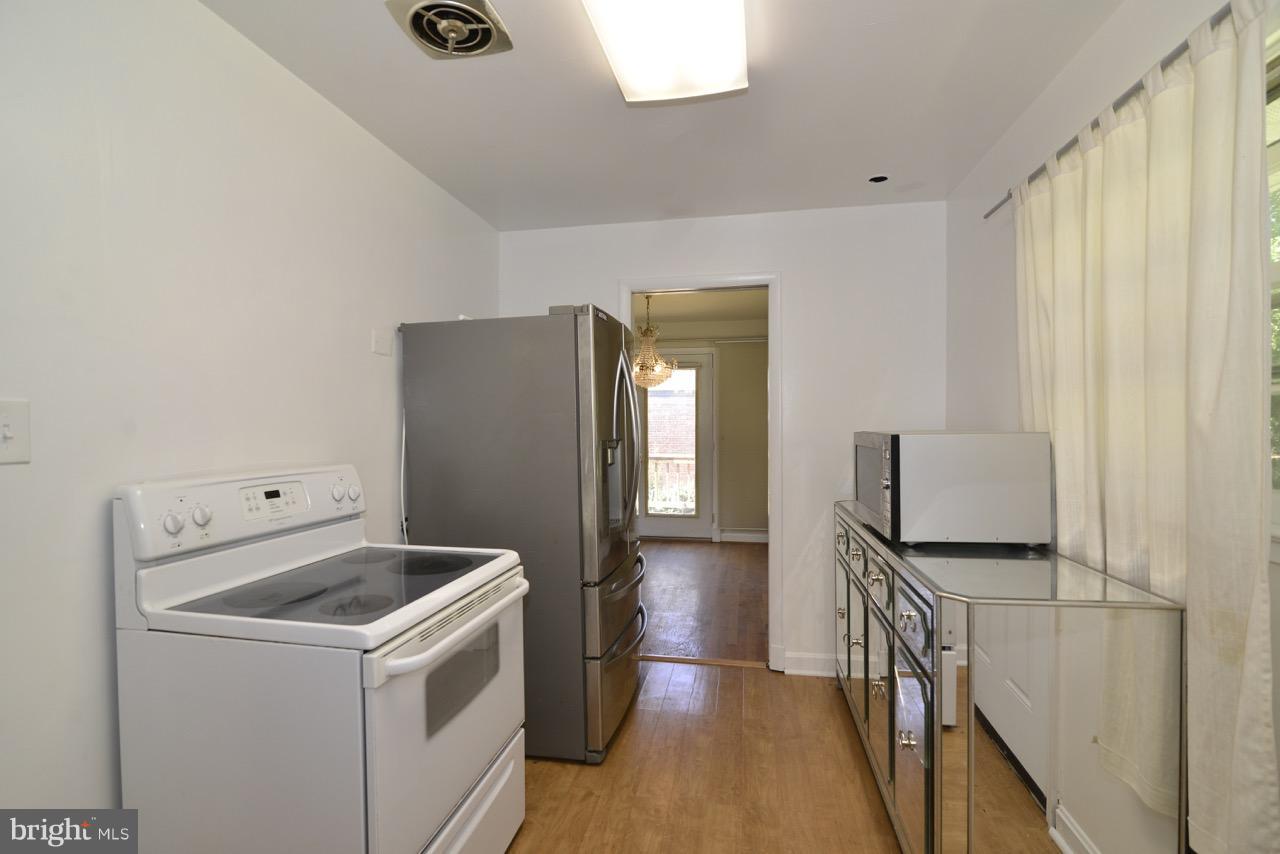 BROYHILLS MCLEAN ESTATES - Residential Lease