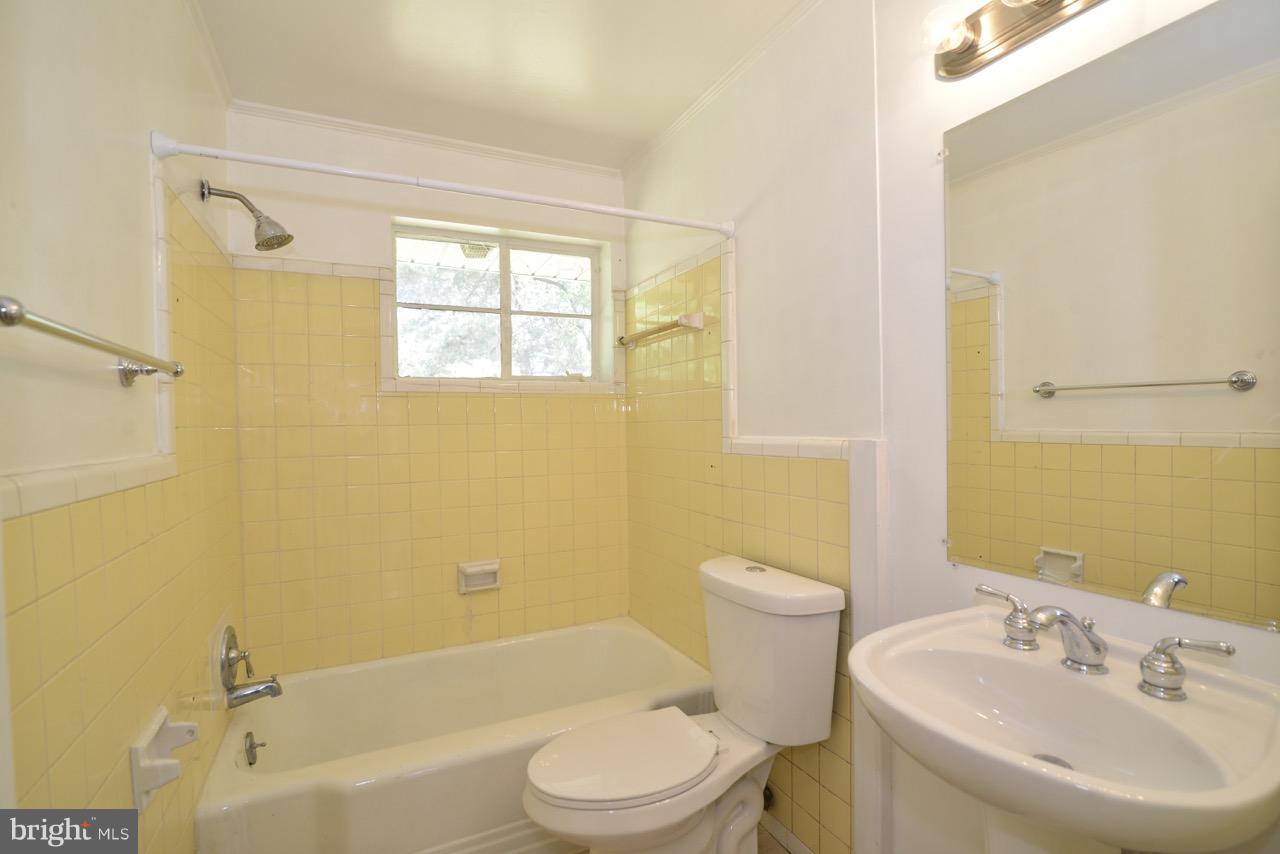 BROYHILLS MCLEAN ESTATES - Residential Lease