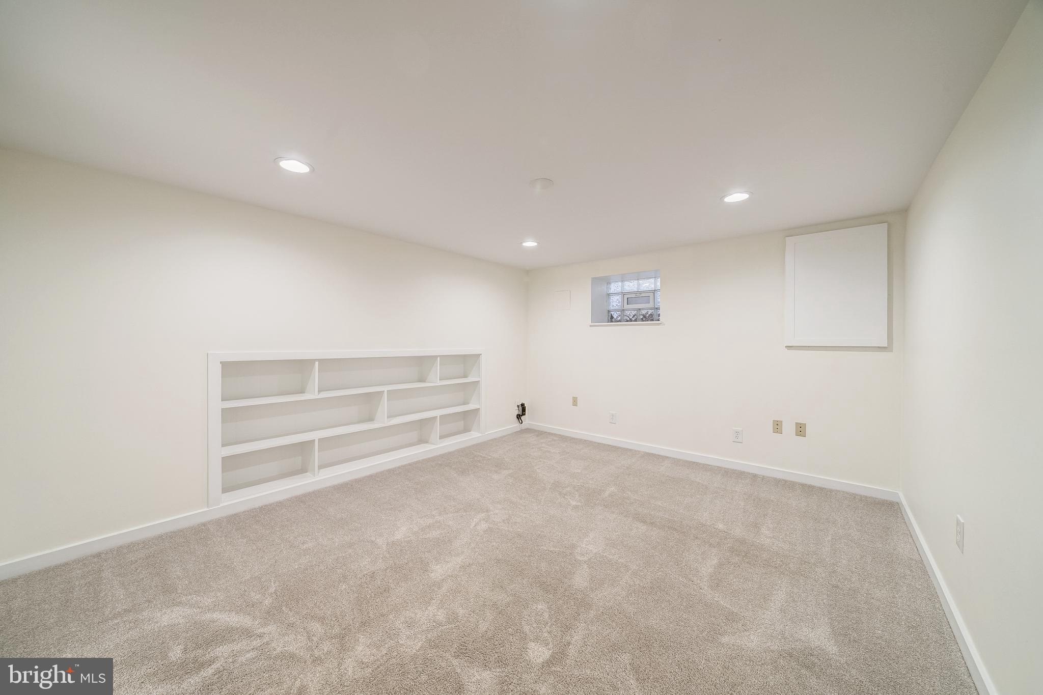 RIDGE MANOR - Residential