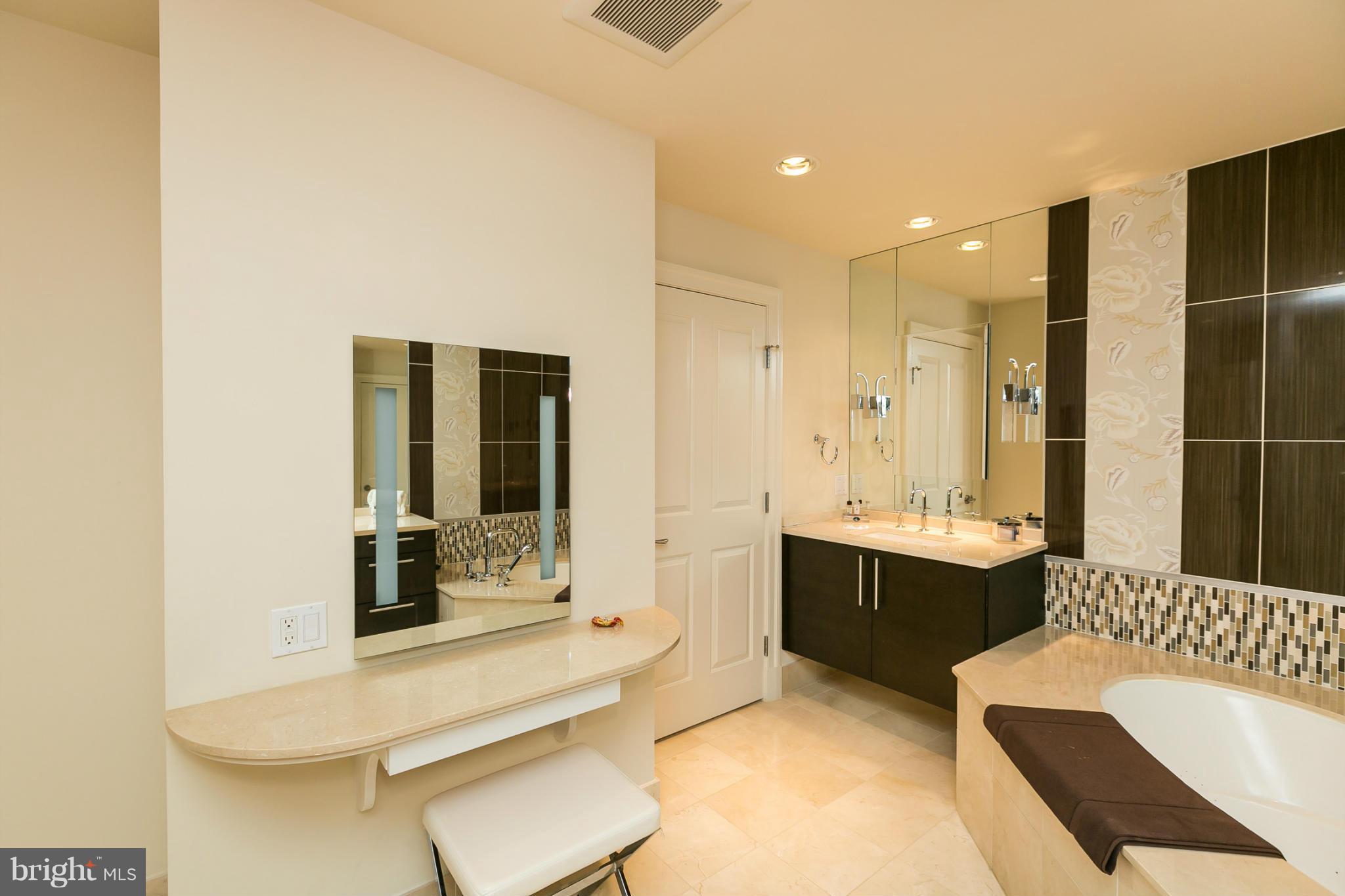 THE RITZ-CARLTON RESIDENCES - Residential