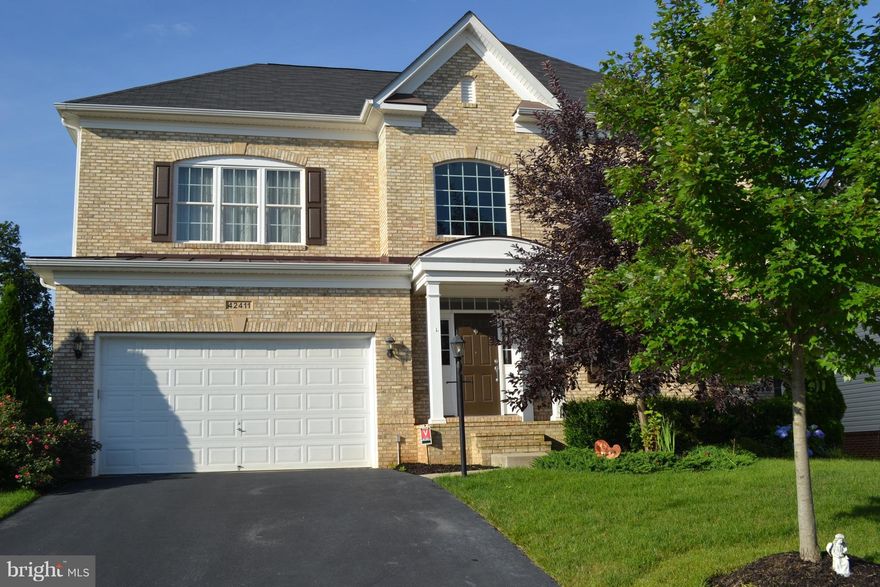 Beautiful Single Family home with excellent upgrades in Brambleton. Near to town center and trails. Gourmet kitchen , family and  living room , hardwood floor on main level  and double foyer. Includes cable and internet.