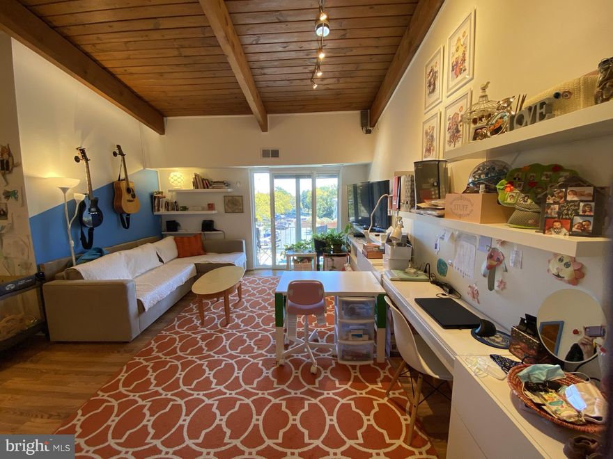 Top quality 3 bed, 2 bath condo with cathedral ceilings. It has a wonderful gas stove kitchen and at 999 square feet, has plenty of space for living and  teleworking. Don't miss your opportunity to live in one of the best units in the area!