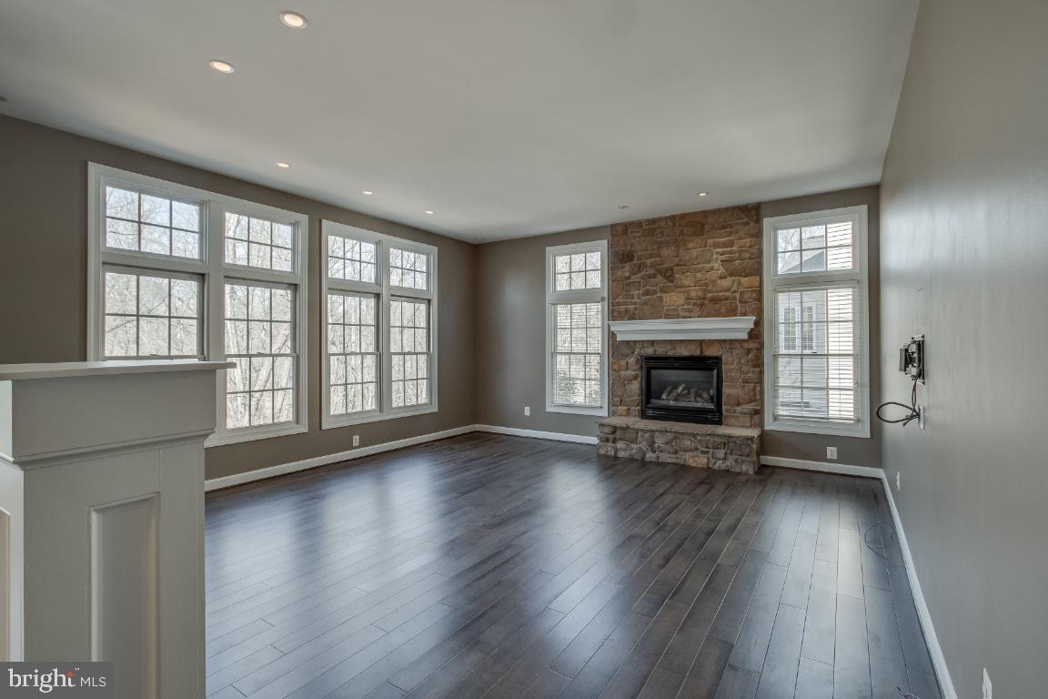 RIVER CREST - Residential Lease