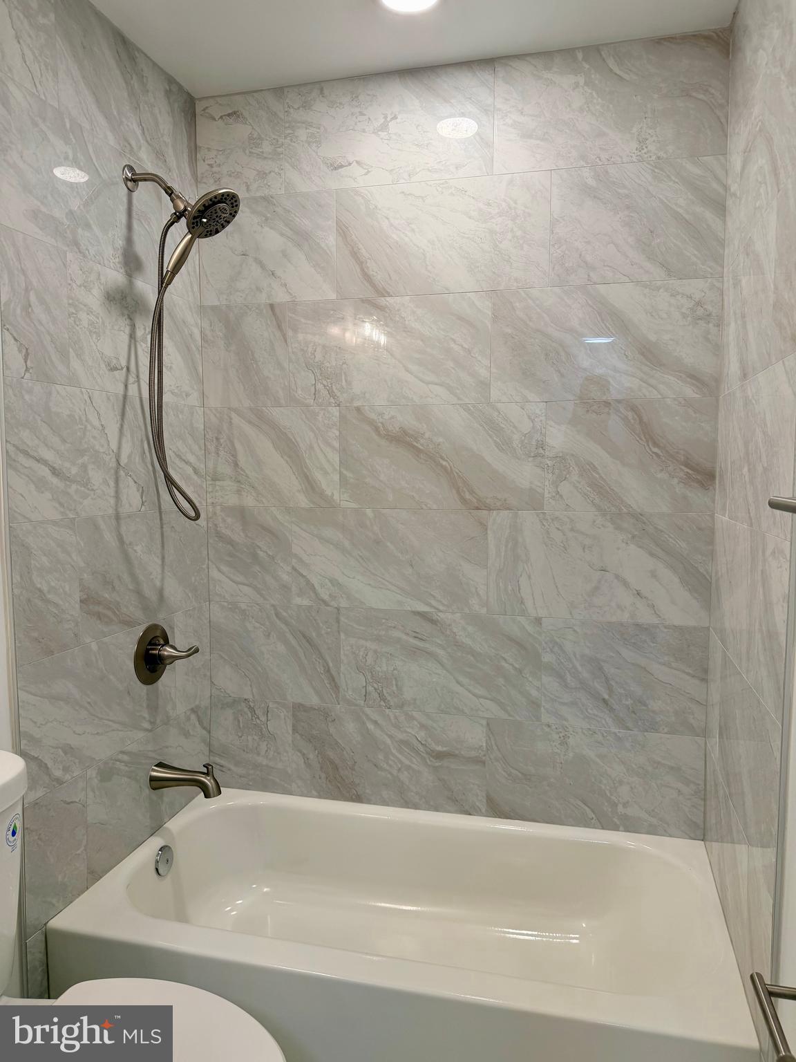 POHICK SQUARE - Residential Lease