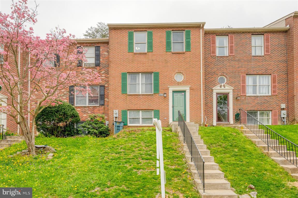 ***NEW Vinyl floor--FRESH PAINT--UPDATED***
SPACIOUS 3 BEDROOM, 2 BATH BRICK TOWNHOME KITCHEN FEATURES STAINLESS STEEL APPLIANCES, CUSTOM TILE FLOORING AND GRANITE COUNTERS--MASTER SUITE WITH 2 LARGE CLOSETS AND FULL BATH--DECK AND SO MUCH MORE! MOVE IN READY!!! CREDIT 680+ REQUIRED
WELCOME HOME!!