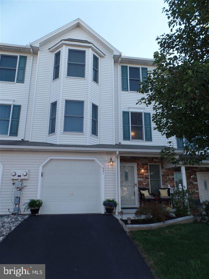 Like New Home, Very well maintained by an impeccable owner. Quality Fine Line Home Construction, Distinctive Open Concept gives a Spacious Feel, Neutral tasteful colors throughout, Low monthly Association Fee, Townhome not a Condo,