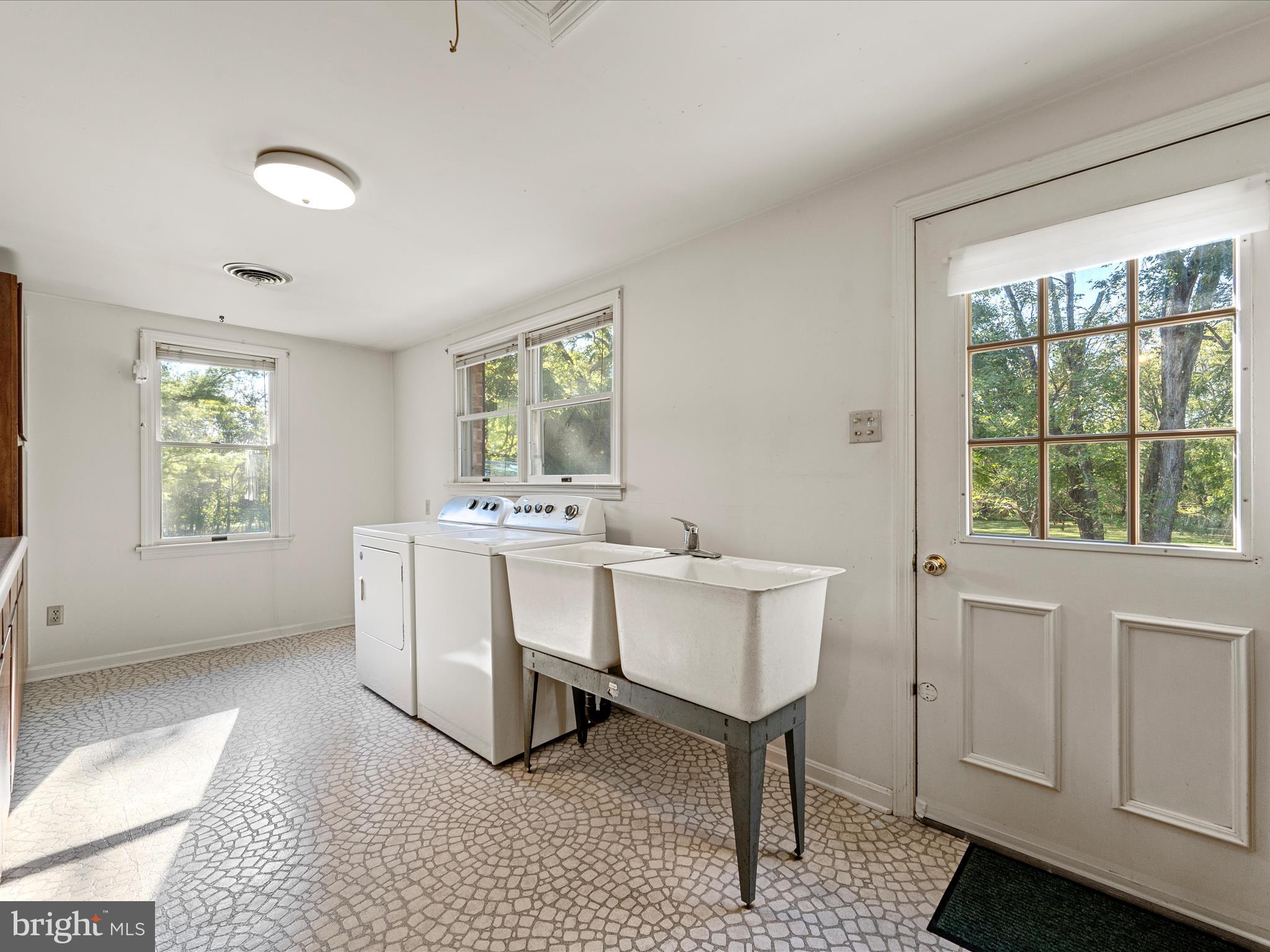 LEDGE LOWE - Residential