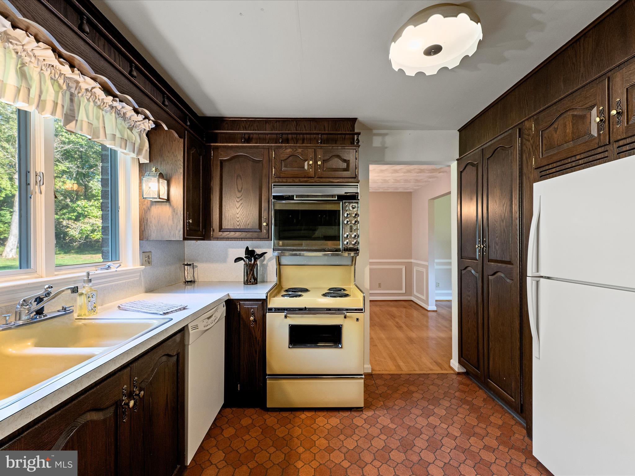 LEDGE LOWE - Residential