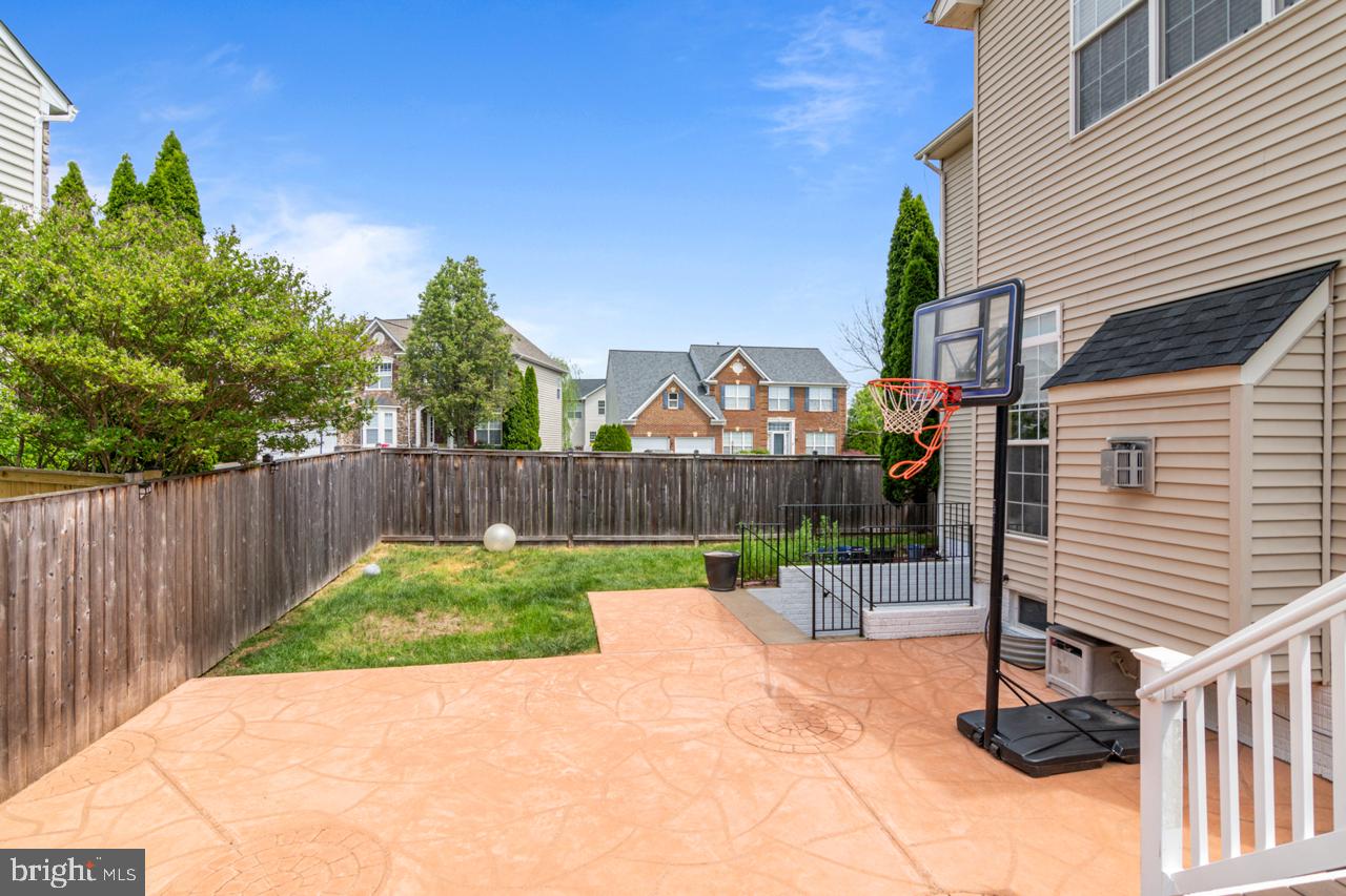 BROAD RUN OAKS - Residential