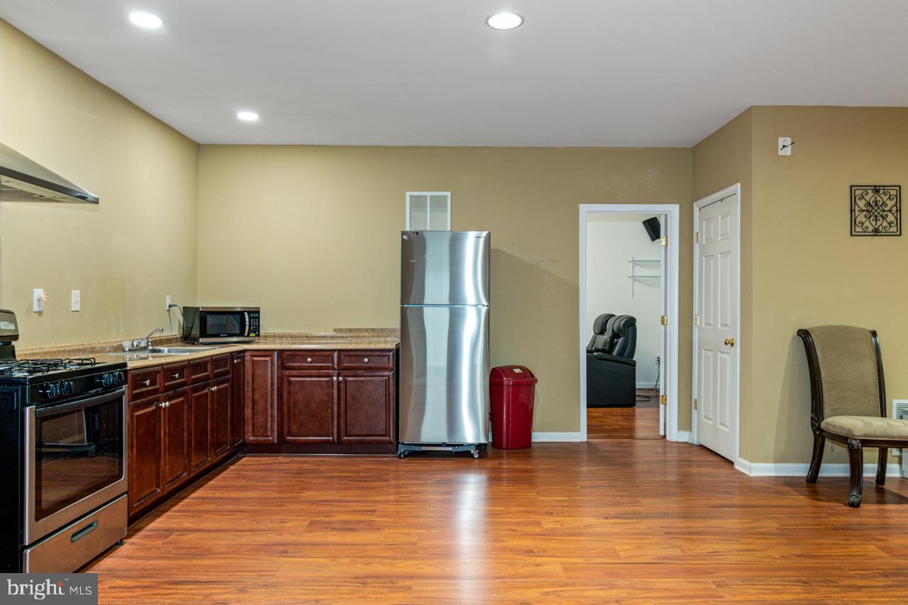 BROAD RUN OAKS - Residential