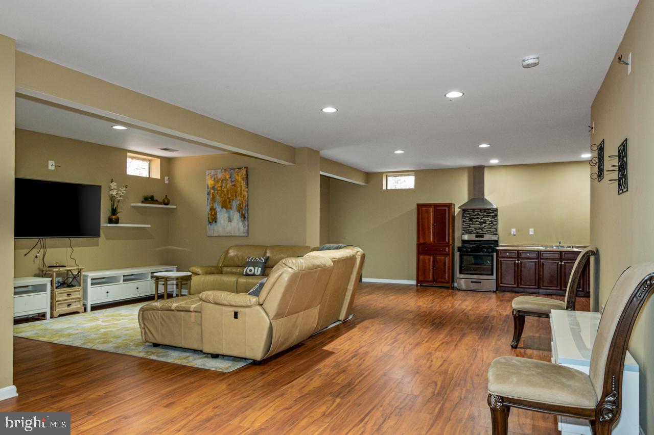 BROAD RUN OAKS - Residential