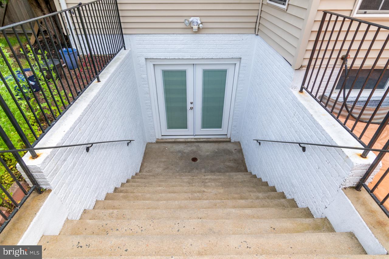 BROAD RUN OAKS - Residential