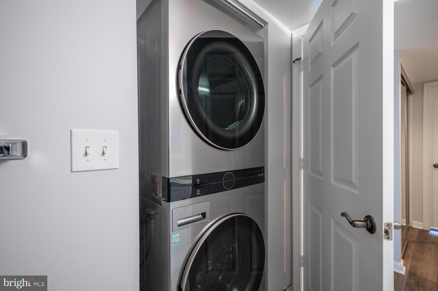 CARLYLE TOWERS - Residential