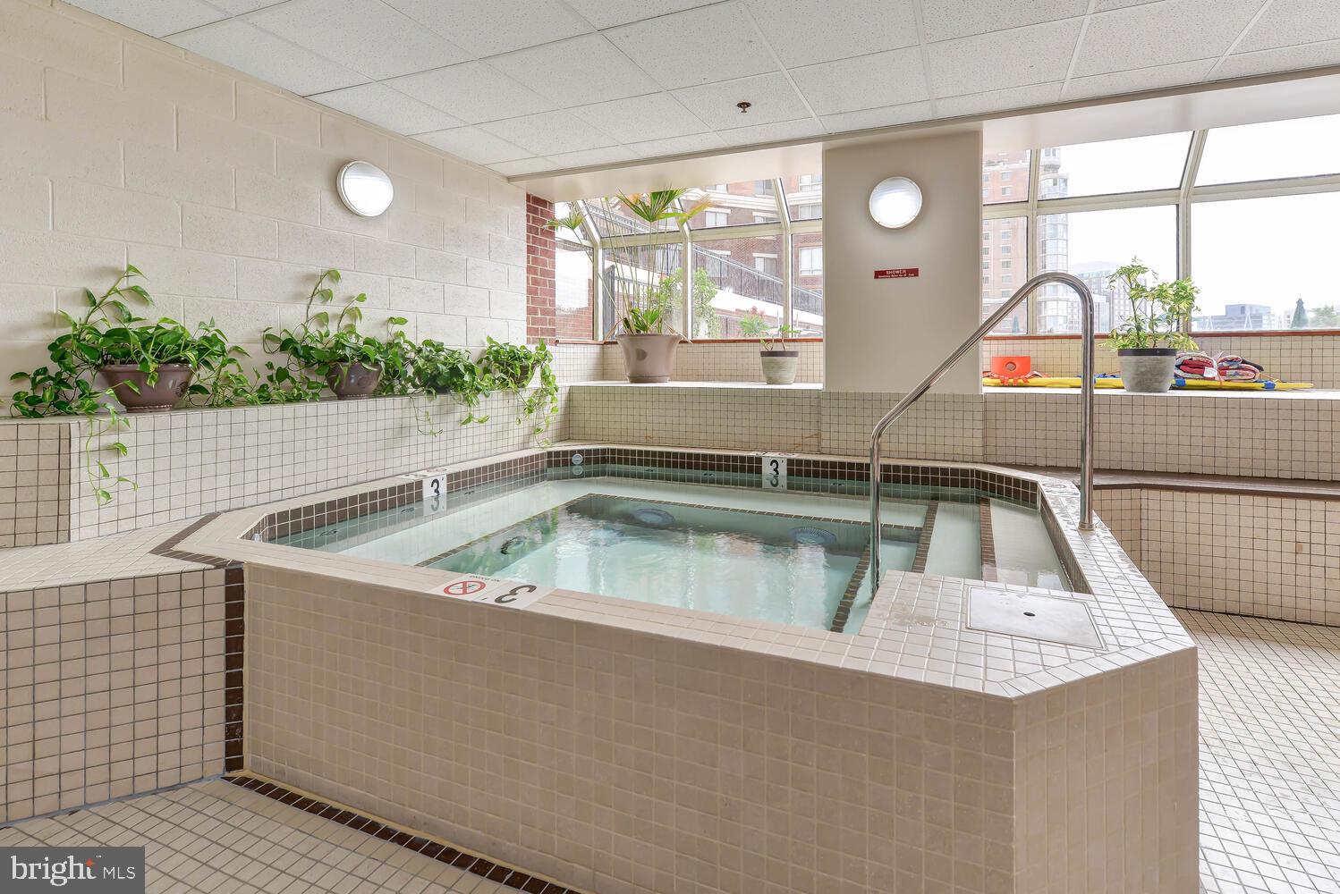 CARLYLE TOWERS - Residential