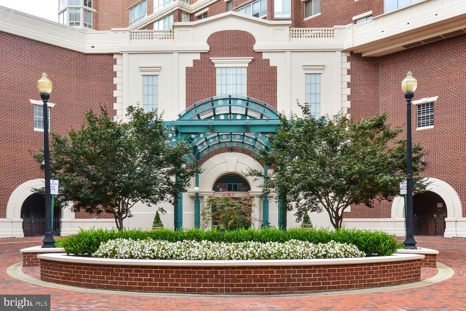 CARLYLE TOWERS - Residential