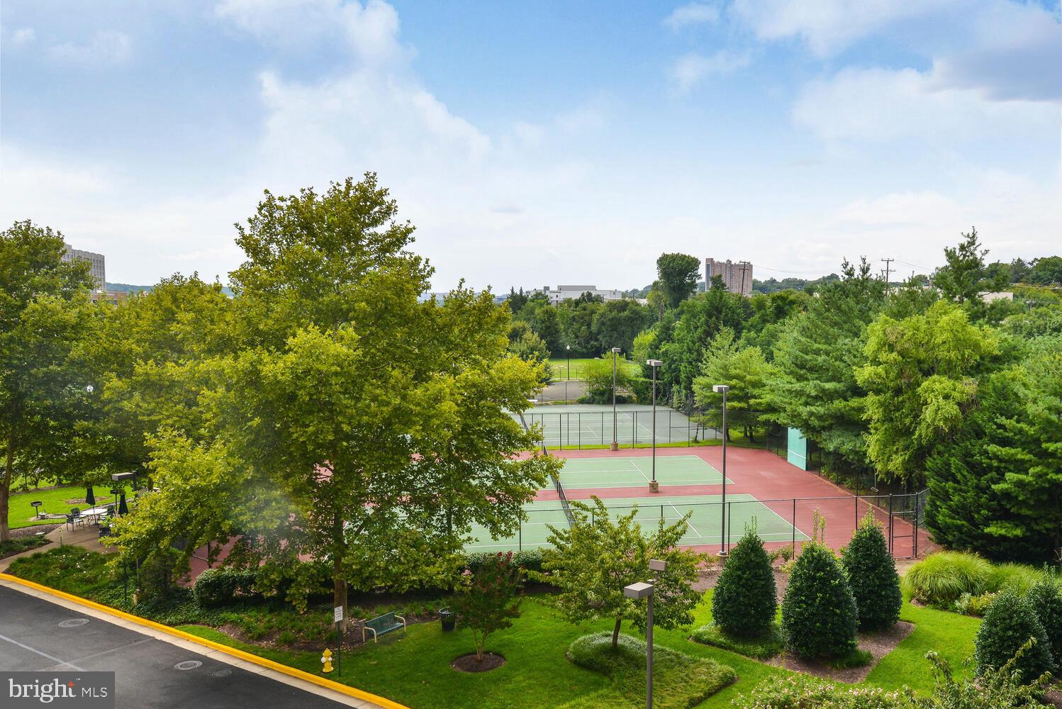 CARLYLE TOWERS - Residential