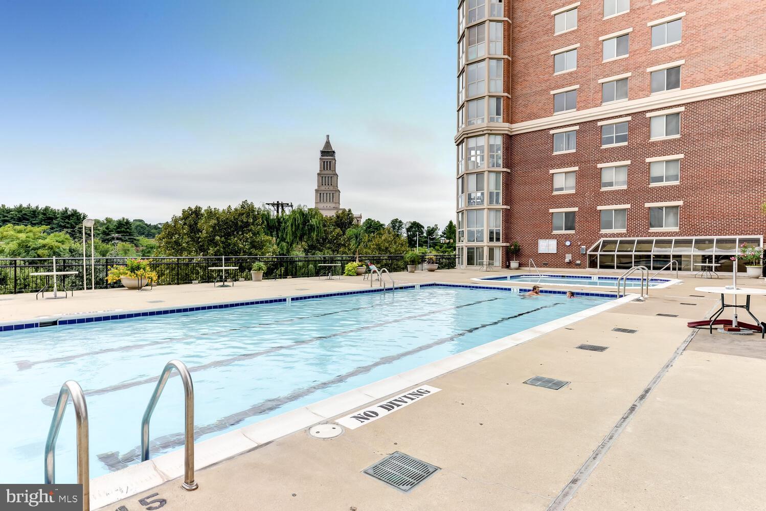 CARLYLE TOWERS - Residential