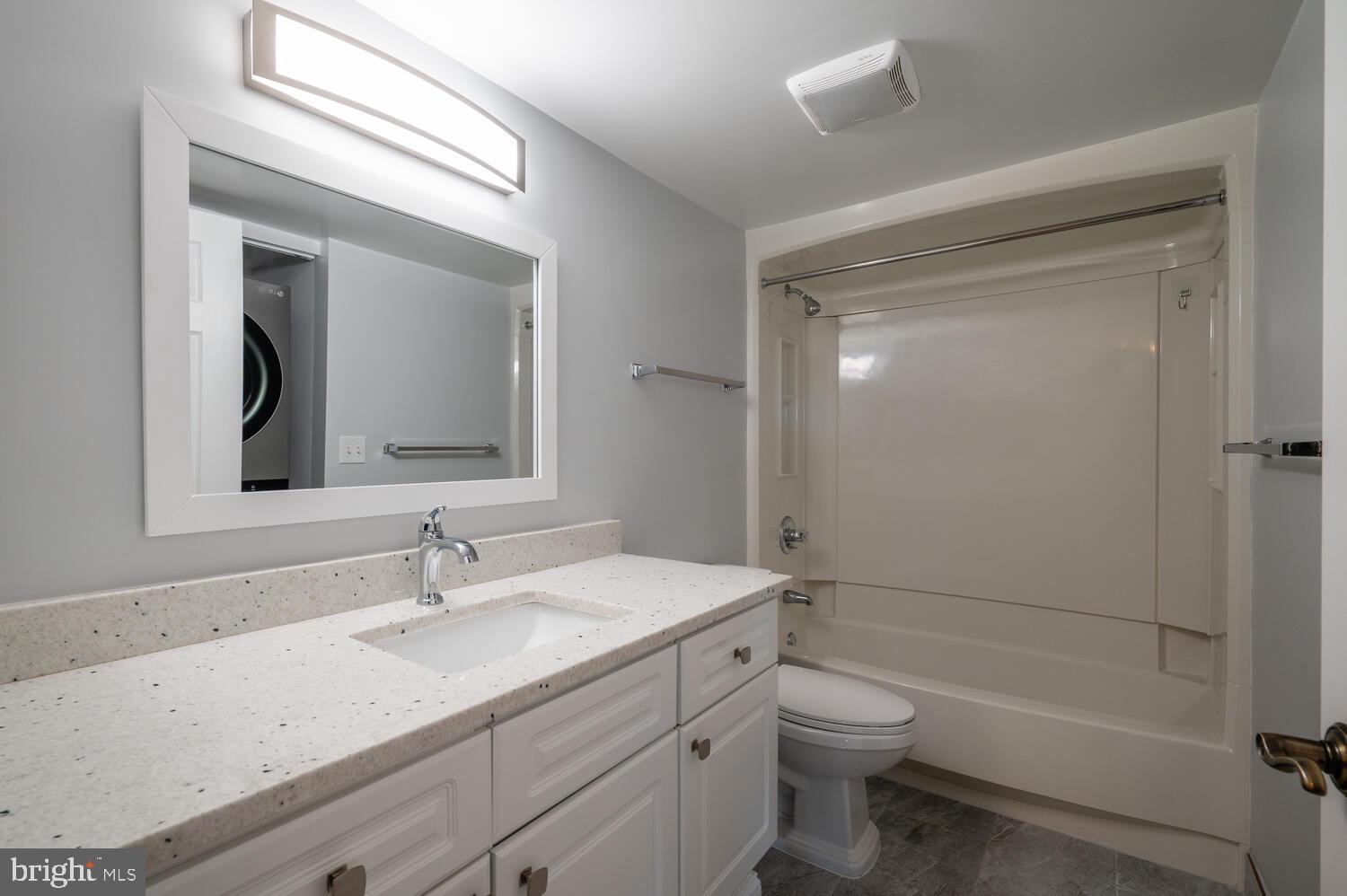 CARLYLE TOWERS - Residential