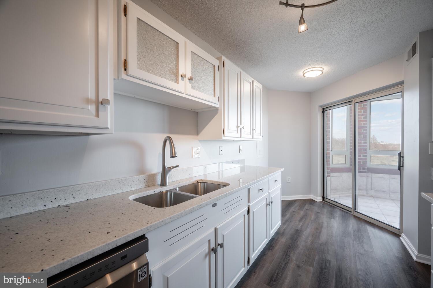 CARLYLE TOWERS - Residential